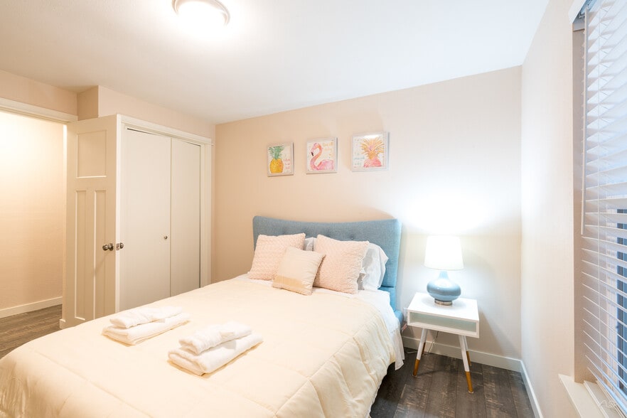 Building Photo - 8985 SW Center St