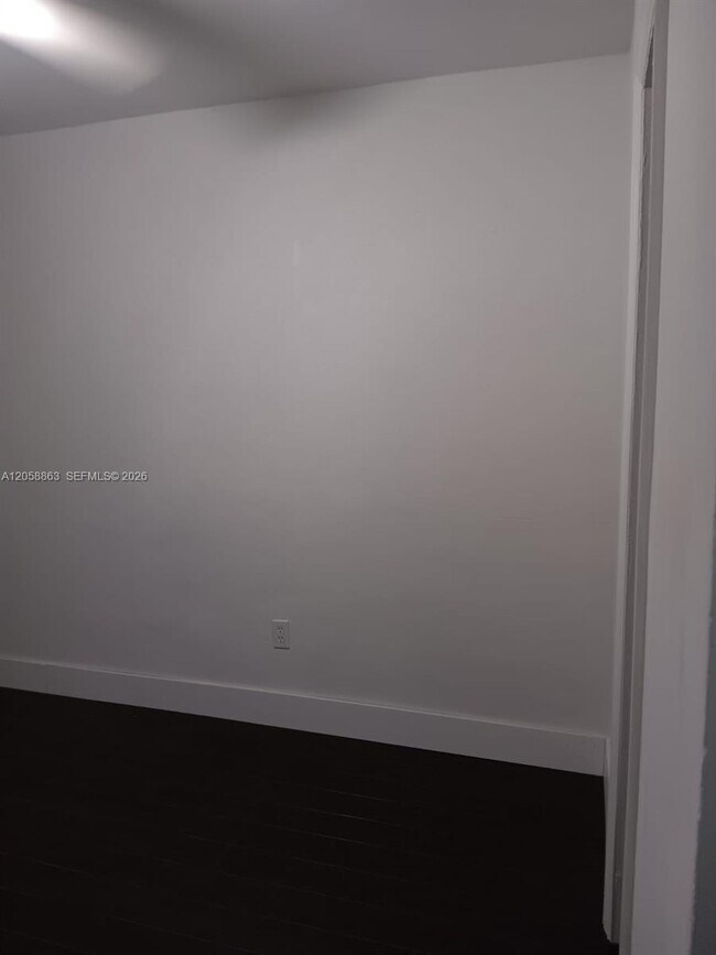 Building Photo - 107 SW 18th Ct