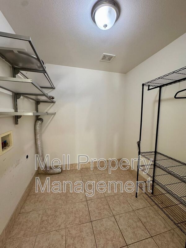 Building Photo - 490 SE Alpine Ave