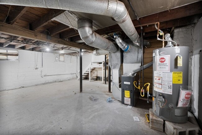 Building Photo - COMING SOON - 3 BEDROOM HOUSE ON SPRING ST