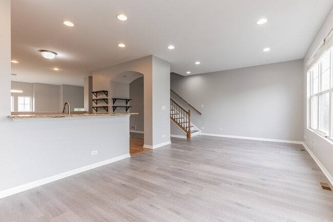 Building Photo - 660 Grosvenor Ln