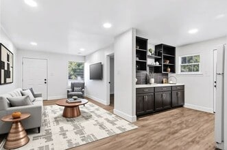 Building Photo - Charming 2 Bed / 1 Bath Duplex with Backyard