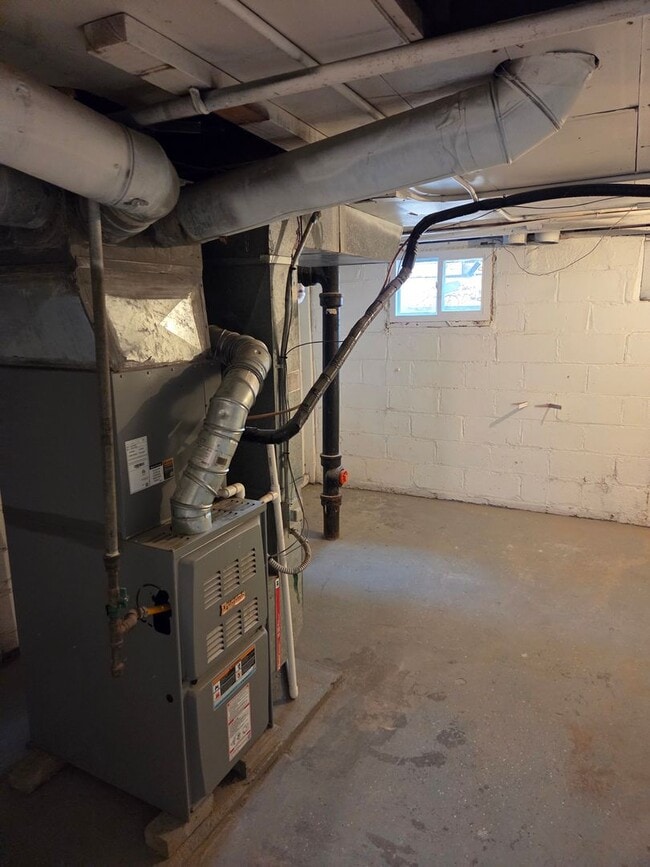 Building Photo - Aksarben 3 bed 2 bath 1 car garage newly remodeled, witb a fenced in backyard!