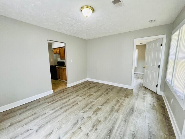 Building Photo - 4417 Sunset Ave