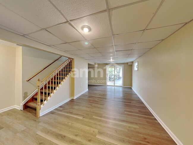 Building Photo - 753 Lakefield Dr