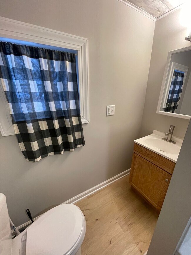 Building Photo - AVAILABLE AUGUST! - 2 Bed, 1 Bath Home In Superior!