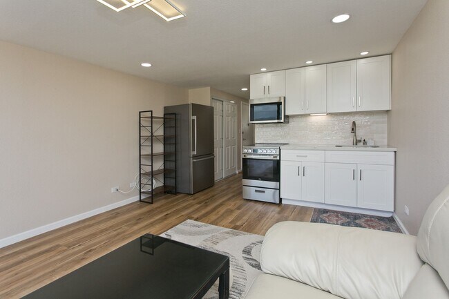 Building Photo - Walking Distance to the Beach & Furnished... Aloha Lani #1606 - 1 BD 1 BA 1 PRK