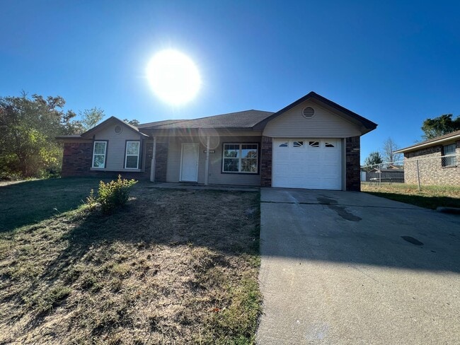 Building Photo - 3 Bed 1.5 Bath Total Electric House, With 1 Car Garage. Yard Care Included.