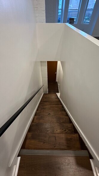 Building Photo - 548 S 54th St