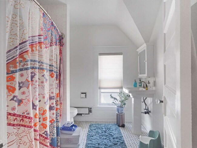 Building Photo - Charming 3 bedroom home in Uptown. Pets Welcome!