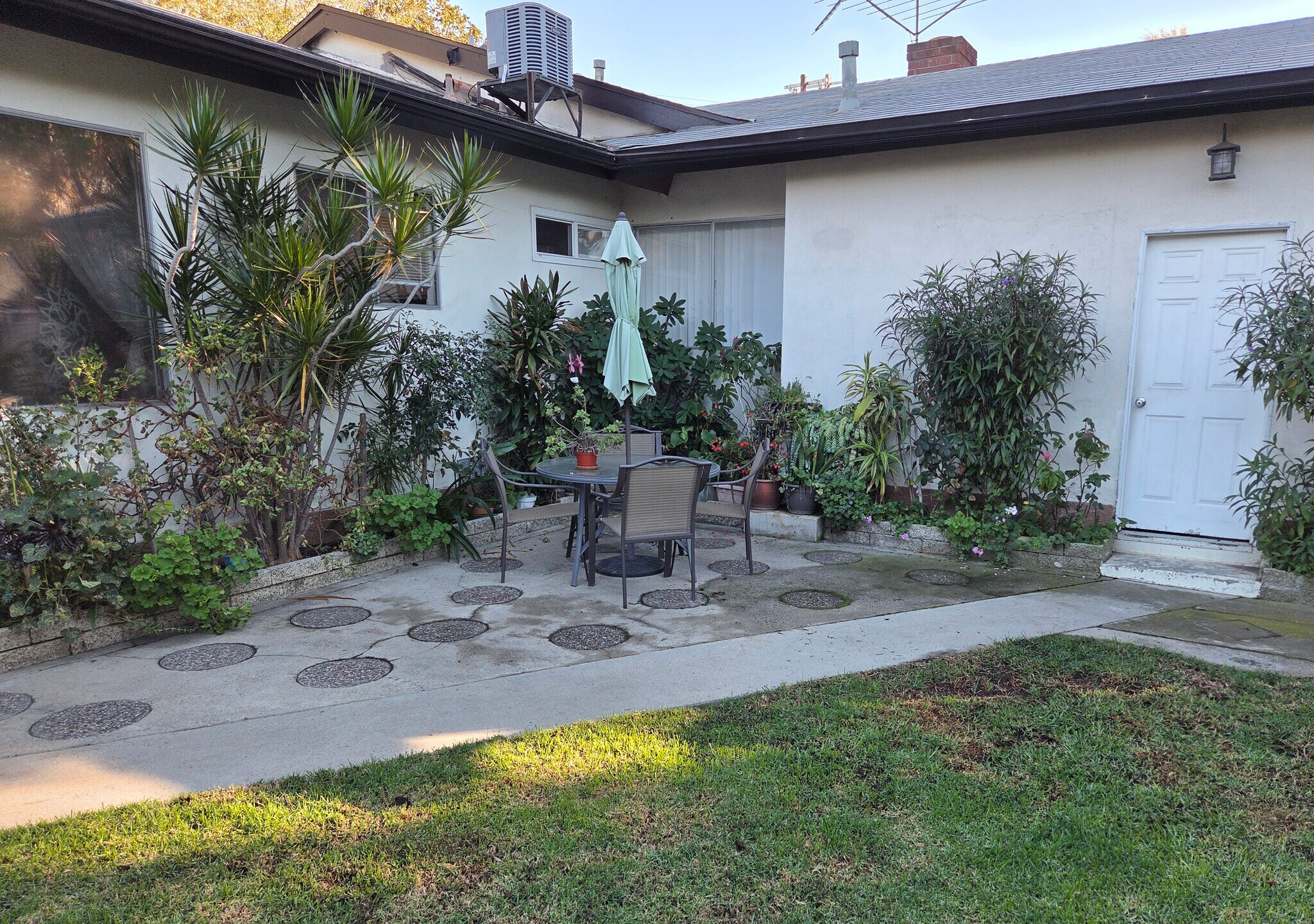 shared backyard table - 11536 Cumpston St