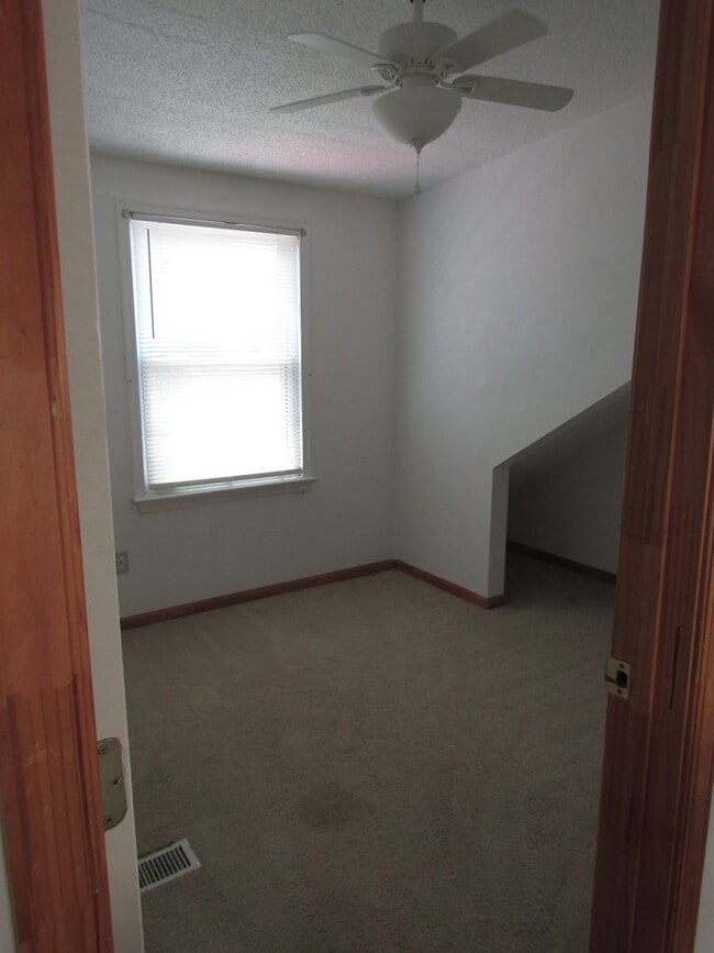 Building Photo - Gorgeous, Completely renovated 3 bedroom