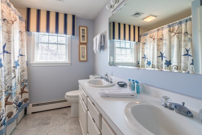 Two sinks in master bathroom - 10 Myrica Ave