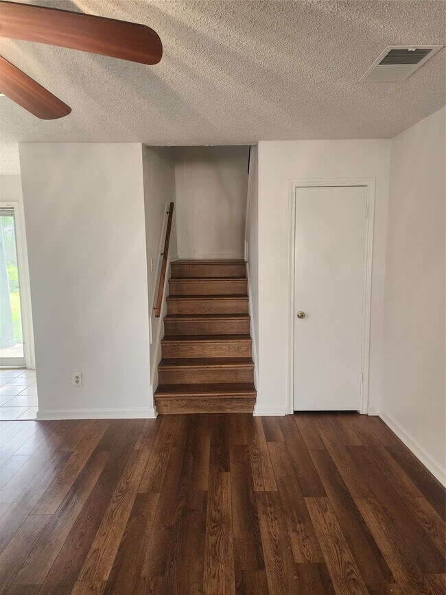 Building Photo - 8239 Viny Ridge Dr