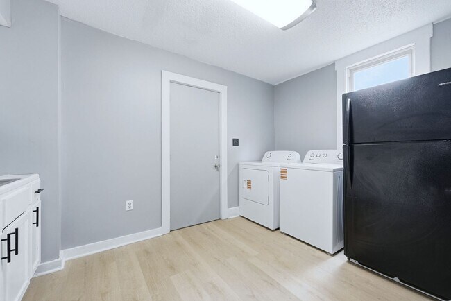 Building Photo - Three bedroom available for an immediate move in!