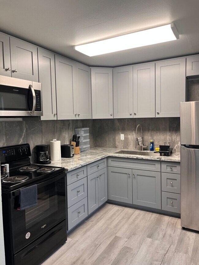 Building Photo - Bradley Short Term Rental