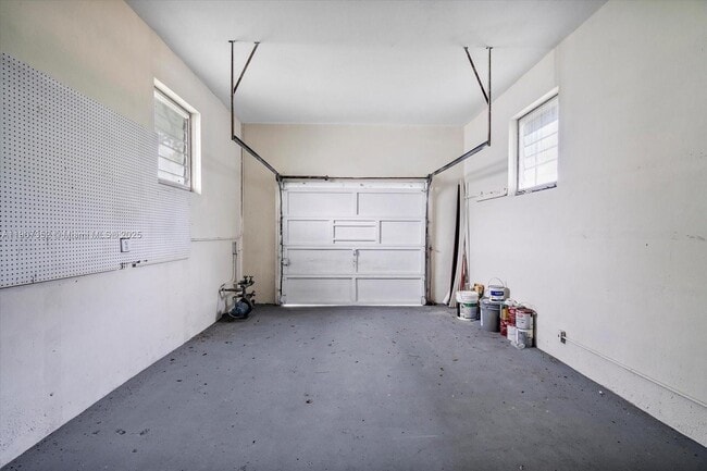 Building Photo - 1060 NE 166th St