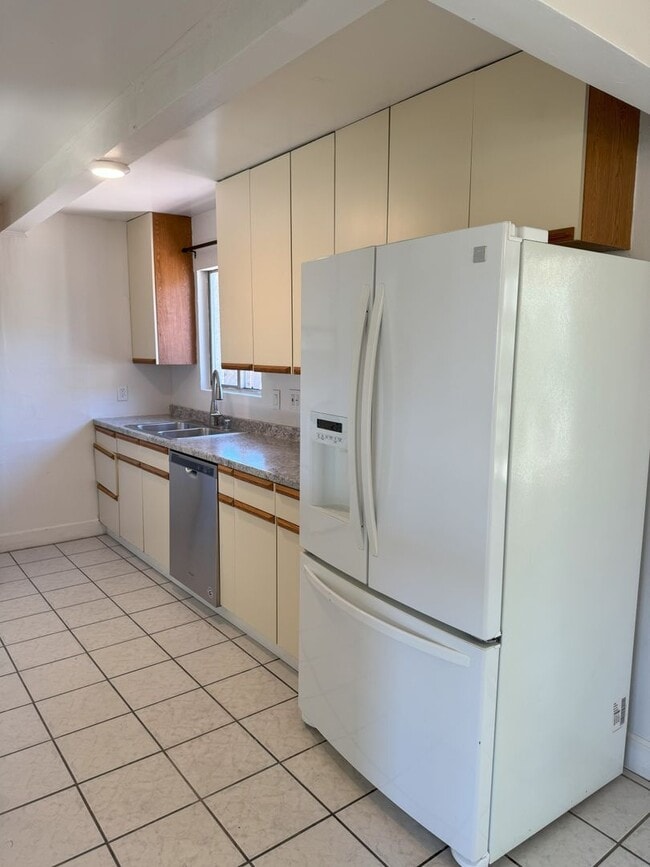 Building Photo - Charming 2 Bedroom home with large park like backyard