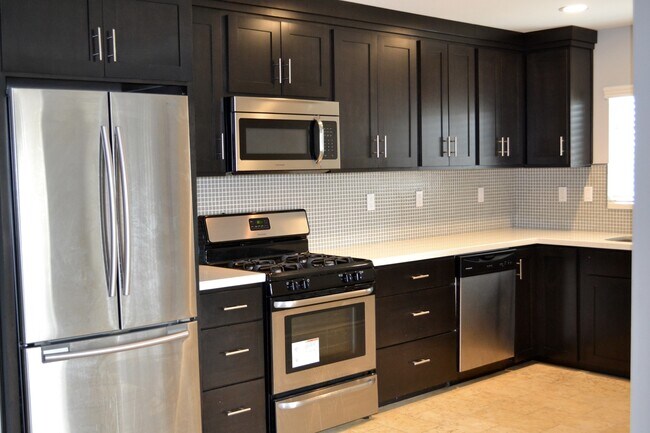 Building Photo - MOVE IN READY 2/2 with 2 Assigned Parking! In Unit Washer & Dryer! Gated Community! Centrally Loc...