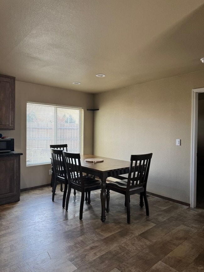 Building Photo - 1581 Daisy Dr