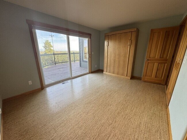 Building Photo - West Side location with amazing mountain views