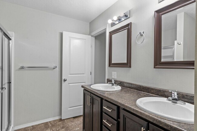 Building Photo - 3 Bedroom in Nixa!