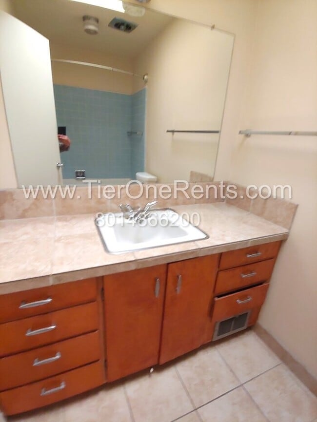 Building Photo - This property offers a NO DEPOSIT option available for qualified renters!