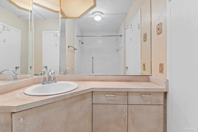 Building Photo - 224 E Garden St