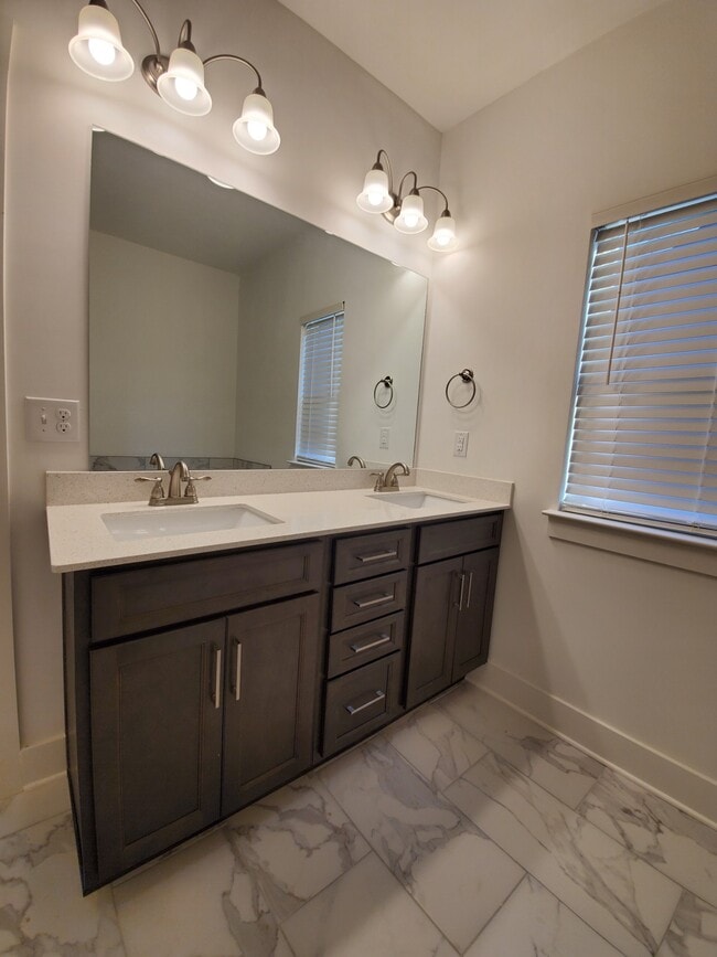 Building Photo - 220 Hermitage Point Dr
