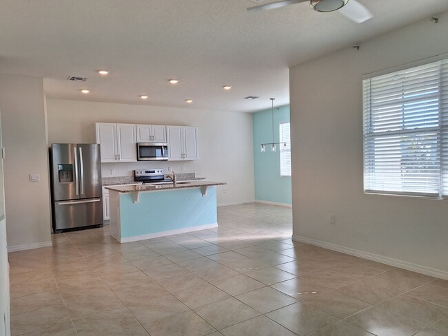 Building Photo - 3BR 2.5BA VENETIAN BAY TOWNHOME