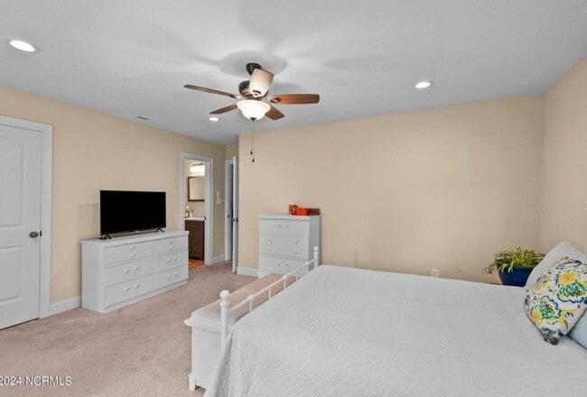 Building Photo - Exquisite One Level Townhome Quarterdeck Townes 2x2 Riverbend