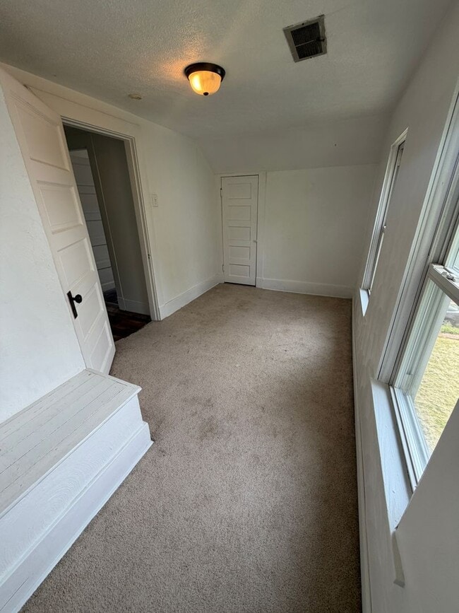 Building Photo - 4 bedroom with fenced-in yard in Washington