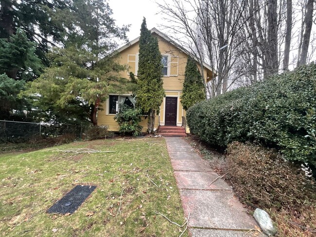 Building Photo - Studio apartment near WWU!