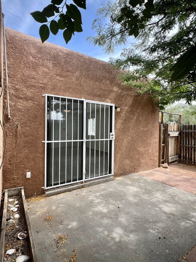 Building Photo - 2 bedroom / 1 bath close to KAFB and I-25 Move-in Special!