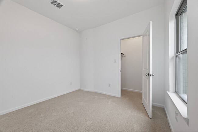 Building Photo - 5015 Bowen Pr Dr