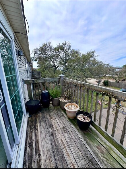 Deck - 9601 9th View St