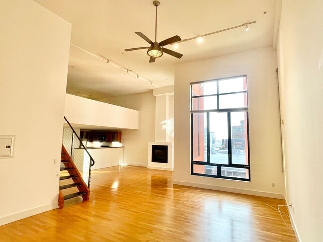 Building Photo - 1BR/2BA Spacious and Modern 2-Level Loft! ...