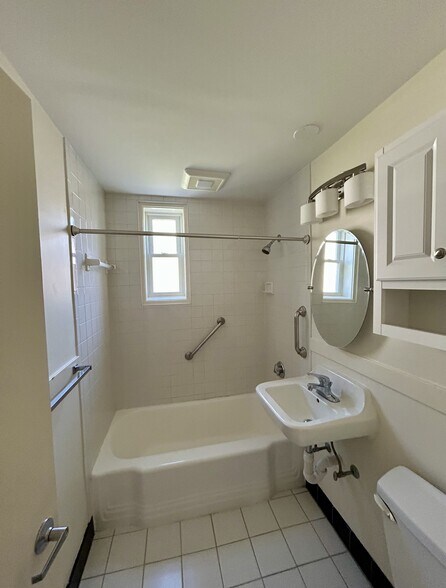 Building Photo - 165 Thoreau St