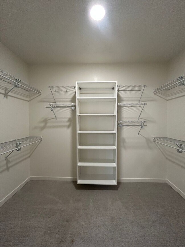 Building Photo - Elkhorn Landing Rentals (20605 Elkhorn Dr.)