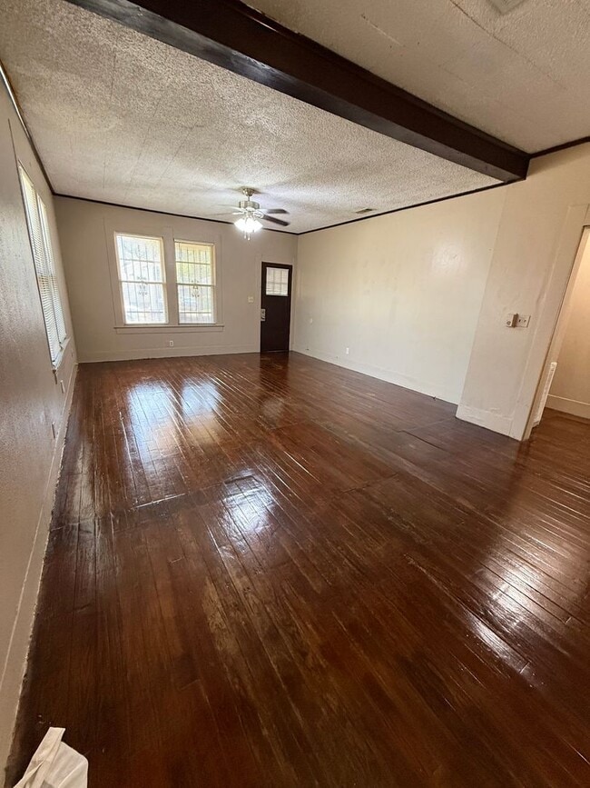 Building Photo - 3 Bedroom, 1 Bathroom Home for Rent in Beaumont