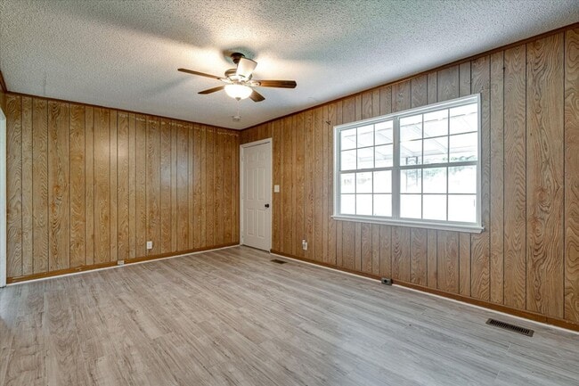 Building Photo - Updated 2-Bedroom Home Near Glenwood – $1,...