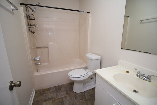 Building Photo - 2BR/2BA 1st-Floor Condo in West Pensacola ...