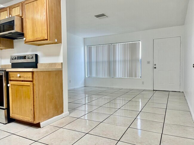 Building Photo - 395 Schoolhouse Ln
