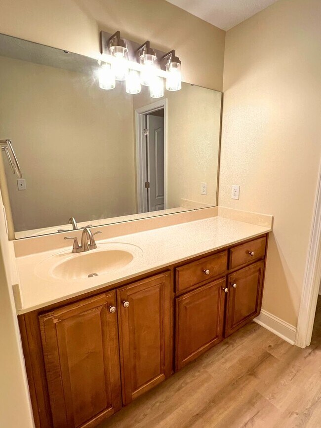 Building Photo - Updated 3/2 close to I95