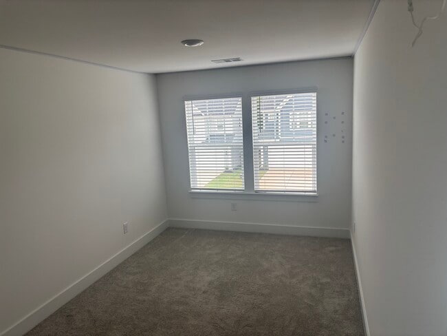 Building Photo - 484 Ml Pk Wy