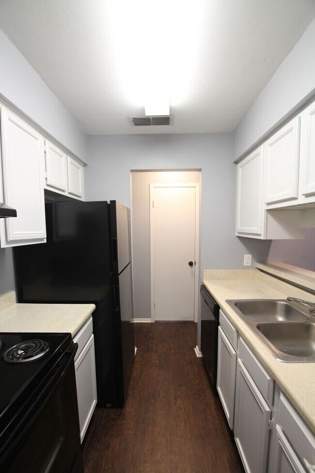 Building Photo - Tour Today: Downstairs 1 Bed 1 Bath Apartment!