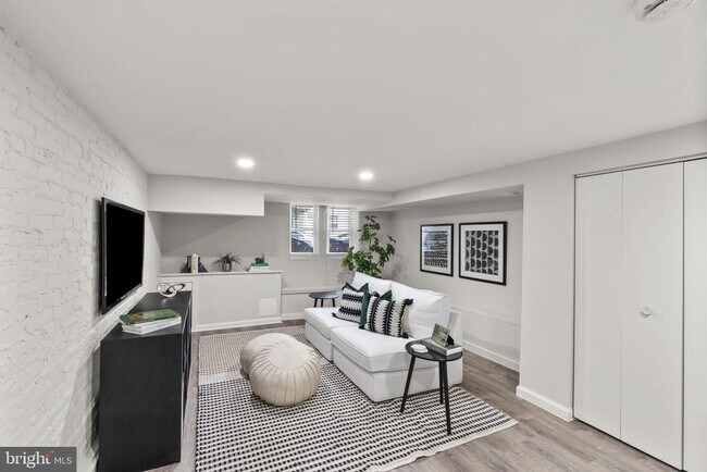 Building Photo - 518 N Lakewood Ave