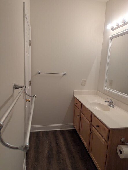 Building Photo - 2073 Silvercrest Dr