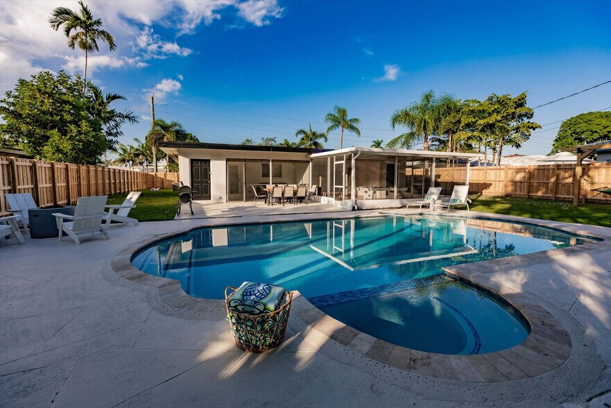 Building Photo - 716-720 Southwest 14th Court-SI FL1-ID1475646P