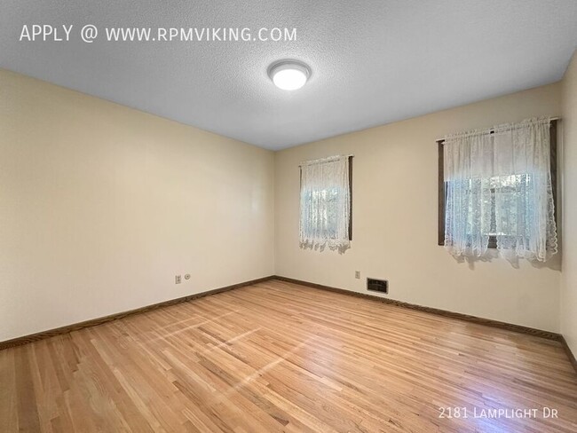 Building Photo - 4br 3ba 2cg ~ Security Deposit Free Altern...